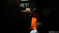Polisi menggelar jumpa pers terkait penangkapan penyanyi Reza Artamevia terkait penyalahgunaan narkoba. Reza turut dihadirkan dengan memakai baju tahanan. Rengga Sancaya/detikcom  