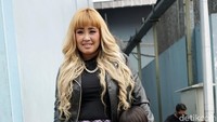 Pinkan Mambo dan putrinya saat ditemui di kawasan Trans TV, Kapten Tendean, Jakarta Selatan pada Jumat (11/9). Pool/Palevi S/detikFoto.