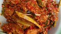 Di sana Pinkan Mambo bercerita kalau sempat terlilit hutang ratusan juta. Untuk melunasinya Pinkan Mambo sempat berjualan pisang goreng dari warung ke warung. Kini Pinkan juga berjualan makanan online, salah satunya ayam rica-rica ini. Foto: Instagram @pinkan_mambo