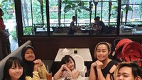 Bersama keempat anaknya, Pinkan sering meluangkan waktunya untuk makan di restoran. Begini momennya saat menunggu makanan tiba. Foto: Instagram @pinkan_mambo