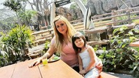 Bersama putri kecilnya, ini kedekatan Pinkan Mambo saat mengajaknya makan di salah satu restoran. Terlihat keduanya sedang menikmati kue kecil untuk camilan. Foto: Instagram @pinkan_mambo