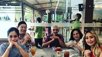 Bersama rekannnya, Pinkan Mambo juga merayakan Imlek di salah satu restoran yang berlokasi di Kelapa Gading. Terlihat mereka menikmati segarnya es teh manis. Foto: Instagram @pinkan_mambo
