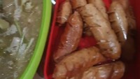 Pinkan juga suka masak sendiri di rumah. Biasanya ia sajikan untuk santapan keluarga kecilnya. Seperti sosis, sayur, dan lainnya. Foto: Instagram @pinkan_mambo