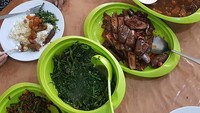 Ini juga salah satu kreasi masakannya. Ada ayam dan kentang masak kecap, tumis kangkung terasi, terong balado, dan buncis balado yang nampak sedap. Foto: Instagram @pinkan_mambo