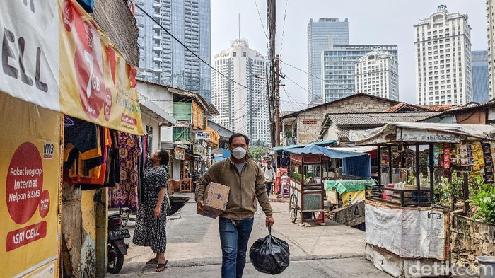 PKL dan Pedagang Kecil Terancam Kena Imbas PSBB Total Deretan lapak PKL dan pedagang kecil berjejeran di sela-sela gedung perkantoran di kawasan Jakarta Pusat, Jumat (11/9/2020). Para pedagang yang bergantung dari pesanan karyawan dan pegawai perkantoran tersebut terancam terkena dampak PSBB total yang akan diberlakukan mulai Senin (14/9) pekan depan.