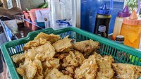 Salah satu pedagang di kawasan tersebut menjual gorengan. Biasanya makanan tersebut laris diserbu pembeli, terutama karyawan perkantoran.
