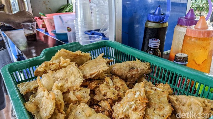 PKL dan Pedagang Kecil Terancam Kena Imbas PSBB Total Deretan lapak PKL dan pedagang kecil berjejeran di sela-sela gedung perkantoran di kawasan Jakarta Pusat, Jumat (11/9/2020). Para pedagang yang bergantung dari pesanan karyawan dan pegawai perkantoran tersebut terancam terkena dampak PSBB total yang akan diberlakukan mulai Senin (14/9) pekan depan.