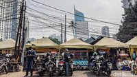 Lapak-lapak PKL ini biasanya ramai oleh para karyawan yang berkantor di Jakarta Pusat.