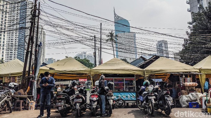Deretan lapak PKL dan pedagang kecil berjejeran di sela-sela gedung perkantoran di kawasan Jakarta Pusat, Jumat (11/9/2020). Para pedagang yang bergantung dari pesanan karyawan dan pegawai perkantoran tersebut terancam terkena dampak PSBB total yang akan diberlakukan mulai Senin (14/9) pekan depan.