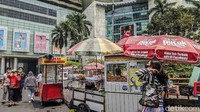 Sejumlah lapak PKL dan pedagang kecil berjejeran di sela-sela gedung perkantoran di kawasan Jakarta Pusat, Jumat (11/9/2020). 
