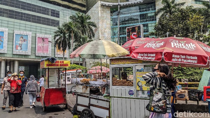 PKL dan Pedagang Kecil Terancam Kena Imbas PSBB Total Deretan lapak PKL dan pedagang kecil berjejeran di sela-sela gedung perkantoran di kawasan Jakarta Pusat, Jumat (11/9/2020). Para pedagang yang bergantung dari pesanan karyawan dan pegawai perkantoran tersebut terancam terkena dampak PSBB total yang akan diberlakukan mulai Senin (14/9) pekan depan.