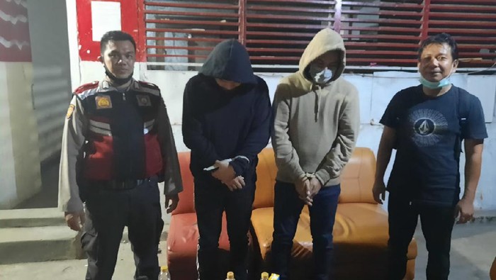 Polisi mengamankan 2 orang yang membawa narkoba gorilla di Makassar