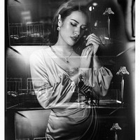 Raisa tampil elegan dalam video klip single terbarunya Bahasa Kalbu. Dalam video klip tersebut Raisa bergaya klasik bertema era 40-an. Foto: Instagram