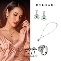 Raisa pun menggunakan kalung yang senada dengan antingnya. Kalung dengan bandul berwarna hijau di bagian tengah tersebut harganya US$ $37.600 atau sekitar Rp 562 juta.  Foto: Instagram