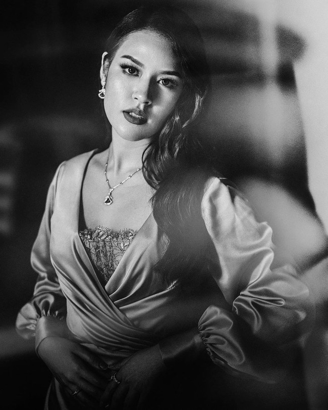 Raisa pun menggunakan cincin yang melingkar di jari manisnya. Cincin tersebut dibanderol seharga US$ 17.600 atau Rp 263 juta.  Foto: Instagram