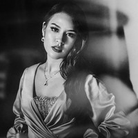 Raisa pun menggunakan cincin yang melingkar di jari manisnya. Cincin tersebut dibanderol seharga US$ 17.600 atau Rp 263 juta.  Foto: Instagram