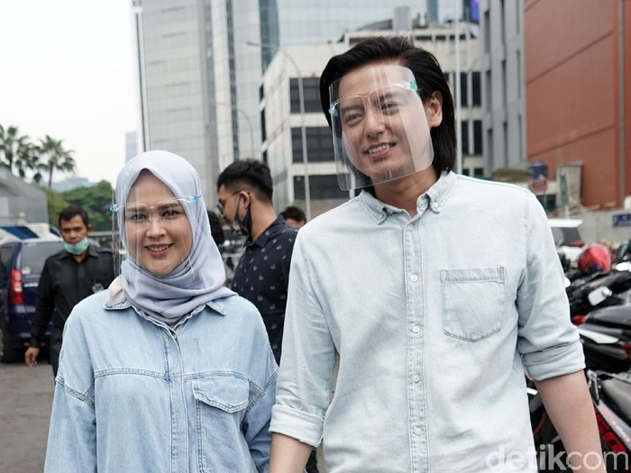Roger Danuarta dan Cut Meyriska saat ditemui di kawasan Trans TV.