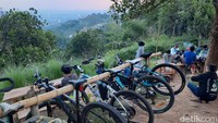Warung Nangka menyediakan tempat untuk menyimpan sepeda yang digantungkan di atas rak bambu. Tempatnya sangat nyaman dan bersih dan yang menjadi kelebihan tempat ini yaitu memiliki view pemandangan Bandung di atas ketinggian.  