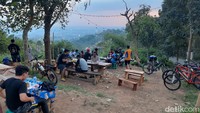 Jika traveler bersepeda di sore hari, kalian bakal melihat pemandangan langit Bandung menjelang senja. Cantik sekali!