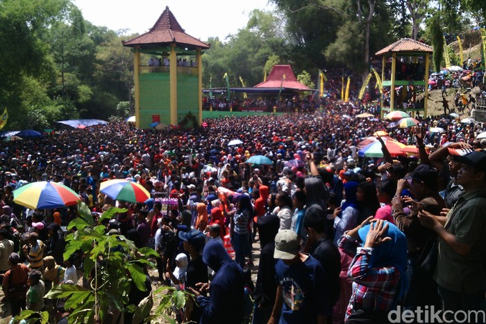 Kerumunan saat berebut kue apem Saparan tahun lalu
