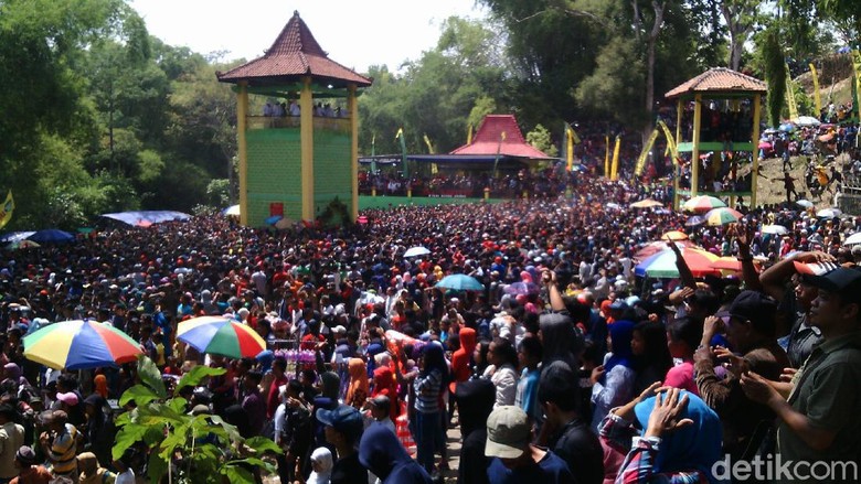 Saparan Jatinom Klaten 2019 Kerumunan saat berebut kue apem Saparan tahun lalu