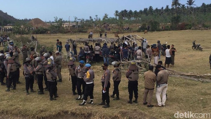 Sejumlah warga menolak pengosongan lahan untuk sirukuit MotoGP Mandalika. Polisi meminta warga menempuh jalur hukum (dok. Istimewa)
