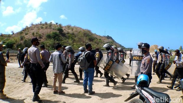 Sejumlah warga menolak pengosongan lahan untuk sirukuit MotoGP Mandalika. Polisi meminta warga menempuh jalur hukum (dok. Istimewa)