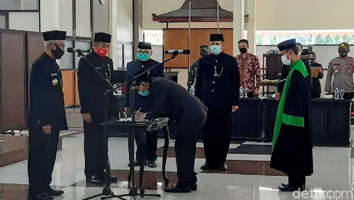 Bupati Bondowoso mengambil sumpah jabatan penjabat sekretaris daerah (sekda) yang baru. Pengangkatan itu untuk mengisi kekosongan, setelah sekda yang lama dicopot sementara.