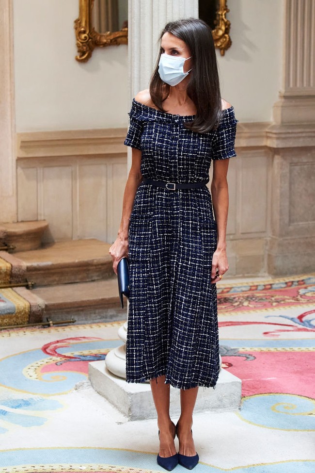 Seorang ratu pun tak masalah mengenakan busana harga terjangkau. Ratu Letizia dari Spanyol memilih gaun off shoulder keluaran Zara seharga USD 86 atau sekitar Rp 1,2 juta saat menghadiri undangan di Viana Palace, Madrid, Spanyol, pada Selasa (8/9/2020). Foto: Getty Images