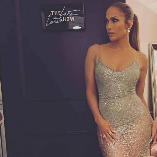 Baju glamor yang dikenakan Jennifer Lopez ini harganya tidak sampai puluhan juta. Gaun metalik berhias sequin ini dijual brand Meshki USD 111 atau Rp 1,6 jutaan. Foto: Instagram