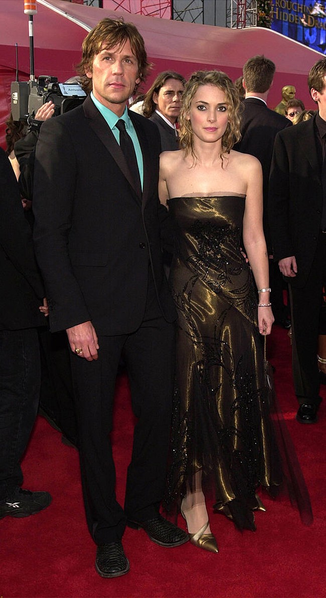 Winona Ryder memilih tube dress metalik seharga USD 10 atau sekitar Rp 150 ribu saat menghadiri Academy Awards pada 2001 silam. Gaya busana memang tidak bisa selalu dinilai dengan uang. Terbukti bintang serial Stranger Things ini tetap terlihat glamor meskipun harga bajunya di bawah Rp 1 juta. Foto: Getty Images