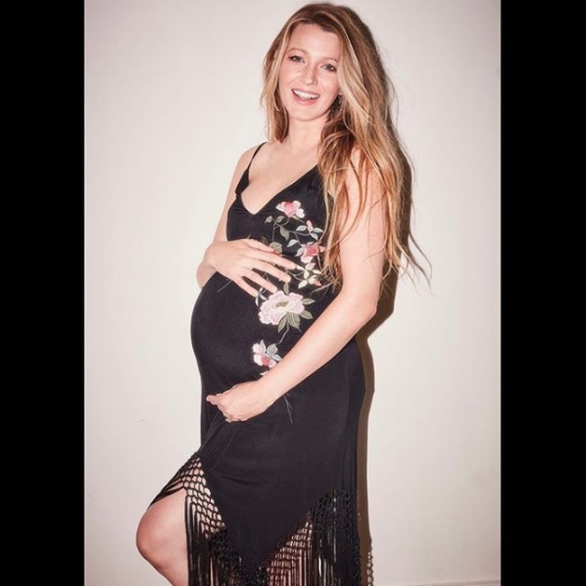 Blake Lively memasang pose saat hamil anak kedua. Istri Ryan Reynolds ini tetap tampil stylish berbalut gaun Topshop seharga USD 30 atau sekitar Rp 448 ribu. Foto: Instagram