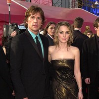 Winona Ryder memilih tube dress metalik seharga USD 10 atau sekitar Rp 150 ribu saat menghadiri Academy Awards pada 2001 silam. Gaya busana memang tidak bisa selalu dinilai dengan uang. Terbukti bintang serial Stranger Things ini tetap terlihat glamor meskipun harga bajunya di bawah Rp 1 juta. Foto: Getty Images