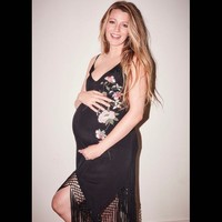 Blake Lively memasang pose saat hamil anak kedua. Istri Ryan Reynolds ini tetap tampil stylish berbalut gaun Topshop seharga USD 30 atau sekitar Rp 448 ribu. Foto: Instagram