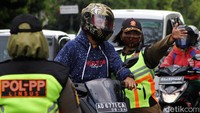 Para pengendara yang kedapatan tak mengenakan masker ditindak oleh petugas yang tengah menggelar razia operasi masker tersebut.