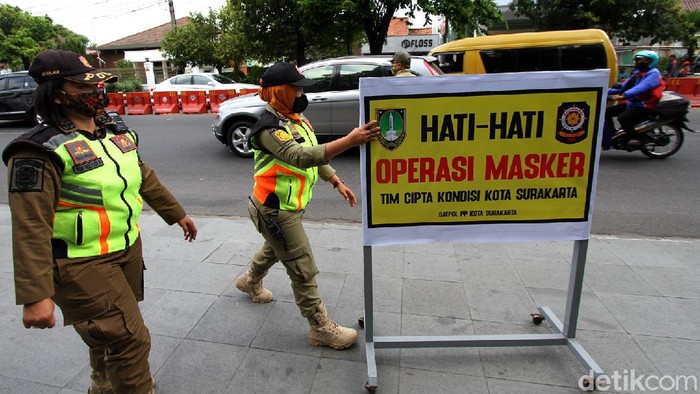 Siap-siap Terjaring Razia Bila Tak Pakai Masker di Solo Petugas gabungan menggelar razia masker di kawasan Solo. Razia itu digelar untuk meningkatkan kesadaran masyarakat agar mematuhi protokol kesehatan.