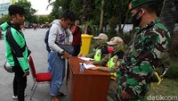 Guna meningkatkan kesadaran warga untuk mematuhi protokol kesehatan, petugas gabungan pun menggelar razia operasi masker.