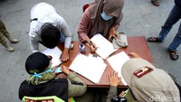 Operasi tersebut berhasil mengamankan beberapa pengendara mobil dan motor beserta penumpangnya yang kedapatan tidak memakai masker.