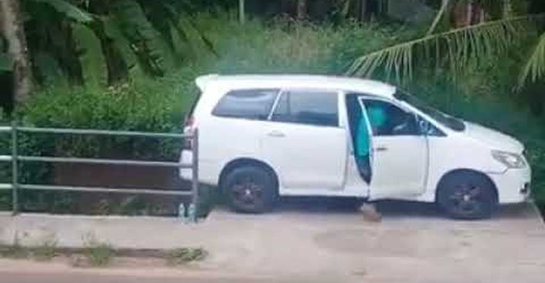 Sopir Innova parkir mobil di tempat sempit Sopir Innova parkir mobil di tempat sempit