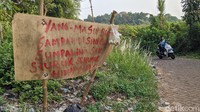 Peringatan yang cenderung sarkasme hingga sumpah serapah tersebut terbaca di lokasi terbuka yang biasa menjadi pembuangan sampah.