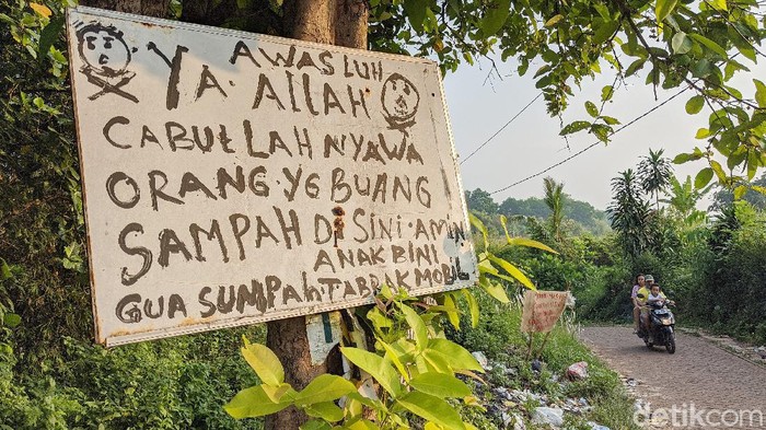 Sumpah Serapah untuk Pembuang Sampah Peringatan yang cenderung sarkasme hingga sumpah serapah mejeng di sudut-sudut ruang terbuka yang dimanfaatkan orang tak bertanggung jawab untuk membuang sampah.