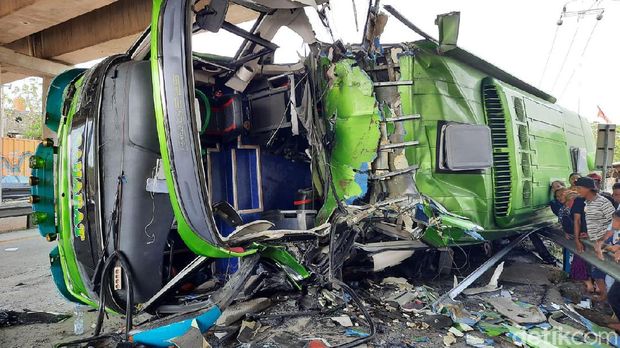 Tabrakan Beruntun di Tol Cipali