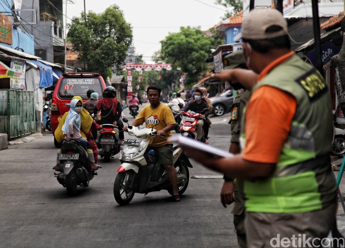 Petugas Satpol PP tertibkan masyarakat yang tak mengenakan masker. Sanksi itu akan diberikan tak hanya untuk orang dewasa tetapi juga anak-anak.