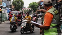 Razia masker kerap dilakukan oleh petugas guna meningkatkan kesadaran masyarakat akan pentingnya mematuhi protokol kesehatan.