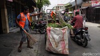 Sanksi yang diberikan bagi warga yang tak mengenakan masker saat beraktivitas di luar rumah pun beragam, mulai dari membersihkan sampah hingga menyanyikan lagu Indonesia Raya.