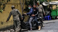 Tak hanya orang dewasa, anak-anak yang kedapatan tak memakai masker saat beraktivitas di luar rumah pun turut dikenakan sanksi oleh petugas.