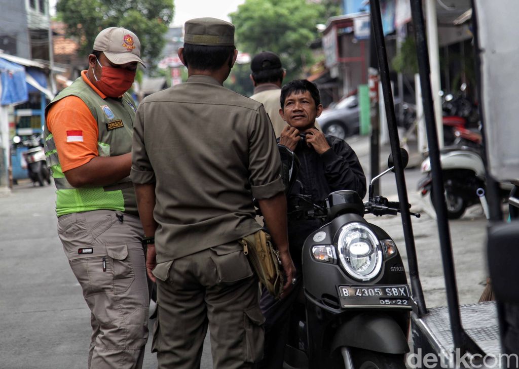 Petugas Satpol PP tertibkan masyarakat yang tak mengenakan masker. Sanksi itu akan diberikan tak hanya untuk orang dewasa tetapi juga anak-anak.