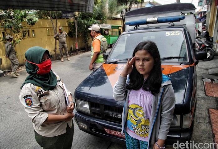 Petugas Satpol PP tertibkan masyarakat yang tak mengenakan masker. Sanksi itu akan diberikan tak hanya untuk orang dewasa tetapi juga anak-anak.