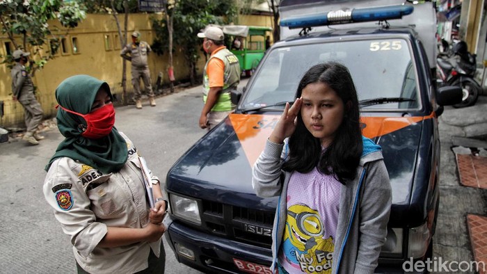 Tak Pakai Masker, Anak-anak hingga Dewasa Bisa Kena Sanksi Lho Petugas Satpol PP tertibkan masyarakat yang tak mengenakan masker. Sanksi itu akan diberikan tak hanya untuk orang dewasa tetapi juga anak-anak.