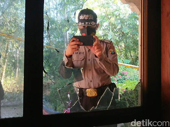 Polisi Trenggalek menduga aksi teror molotov di dua rumah warga dilakukan orang yang sama. Dugaan ini berdasarkan barang bukti yang ditemukan di dua lokasi.